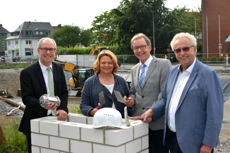 Der neue Verwaltungsbau bietet Raum für 190 Arbeitsplätze, die Zeitkapsel, sollte sie einmal geöffnet werden, erzählt kommenden Generationen die Geschichte des Baus: Landrat Manfred Müller mit der Zeitkapsel, Architektin Eva Marten, Christoph Schön, Vorsitzender des Ausschusses für Wirtschaft, Bau und Verkehr, und Dipl.-Ing. Reiner Glowienka, Auftragnehmer der Rohbauarbeiten, bei der Grundsteinlegung Grundsteinlegung zum Neubau - Ende 2020 soll er bezugsfertig sein